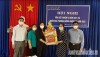 Đồng chí Lê Thanh Giang, Giám đốc Sở Lao động - TB&XH tỉnh (thứ 3 từ trái sang) chúc Tết Trung tâm Bảo trợ xã hội tỉnh Bạc Liêu. Ảnh: HT