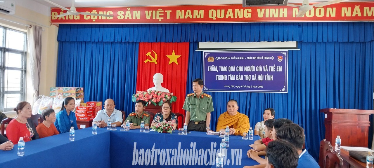 Đồng chí Trung tá Nguyễn Trường Đảm – Đảng ủy viên, Đội trưởng Phòng An ninh nội địa Công an tỉnh phát biểu tại buổi thăm người già và trẻ em đang được nuôi dưỡng tại Trung tâm BTXH tỉnh Bạc Liêu