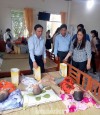 Đồng chí Phan Thanh Duy – Phó chủ tịch UBND tỉnh Bạc Liêu (bìa trái) đến thăm các trẻ em đang nuôi dưỡng tại Trung tâm BTXH tỉnh Bạc Liêu