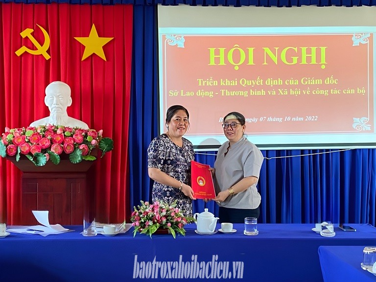Bà Trần Yến Hoà, Phó Giám đốc Sở LĐ-TB&XH (bìa phải) trao Quyết định bổ nhiệm lại cho bà Tô Hồng Nguyên