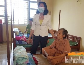 Lãnh đạo Sở LĐ-TB&XH tỉnh Bạc Liêu thăm hỏi, động viên sức khỏe, tinh thần người cao tuổi.